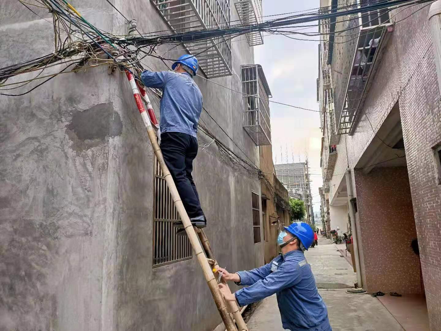 供电蜀黍接到报修电话后前往故障点解决线路故障。