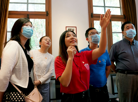 2020年6月30日，复旦大学《共产党宣言》展示馆党员志愿服务队队员、复旦大学马克思主义学院博士生陆婷婷（中）在为观众讲解。