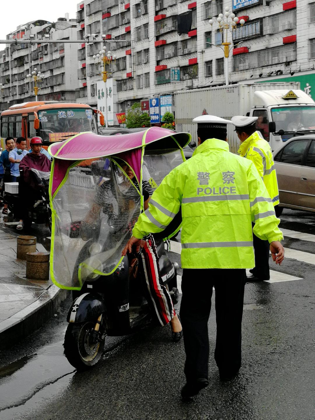 摩托车电动车非法安装遮阳伞