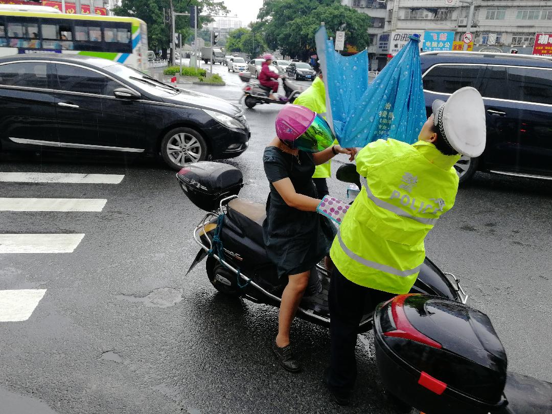 摩托车电动车非法安装遮阳伞1