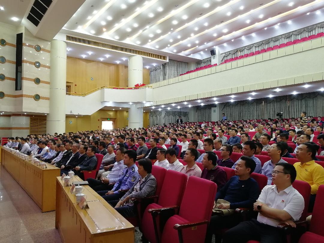 先进事迹报告会在市党政会议中心召开。1