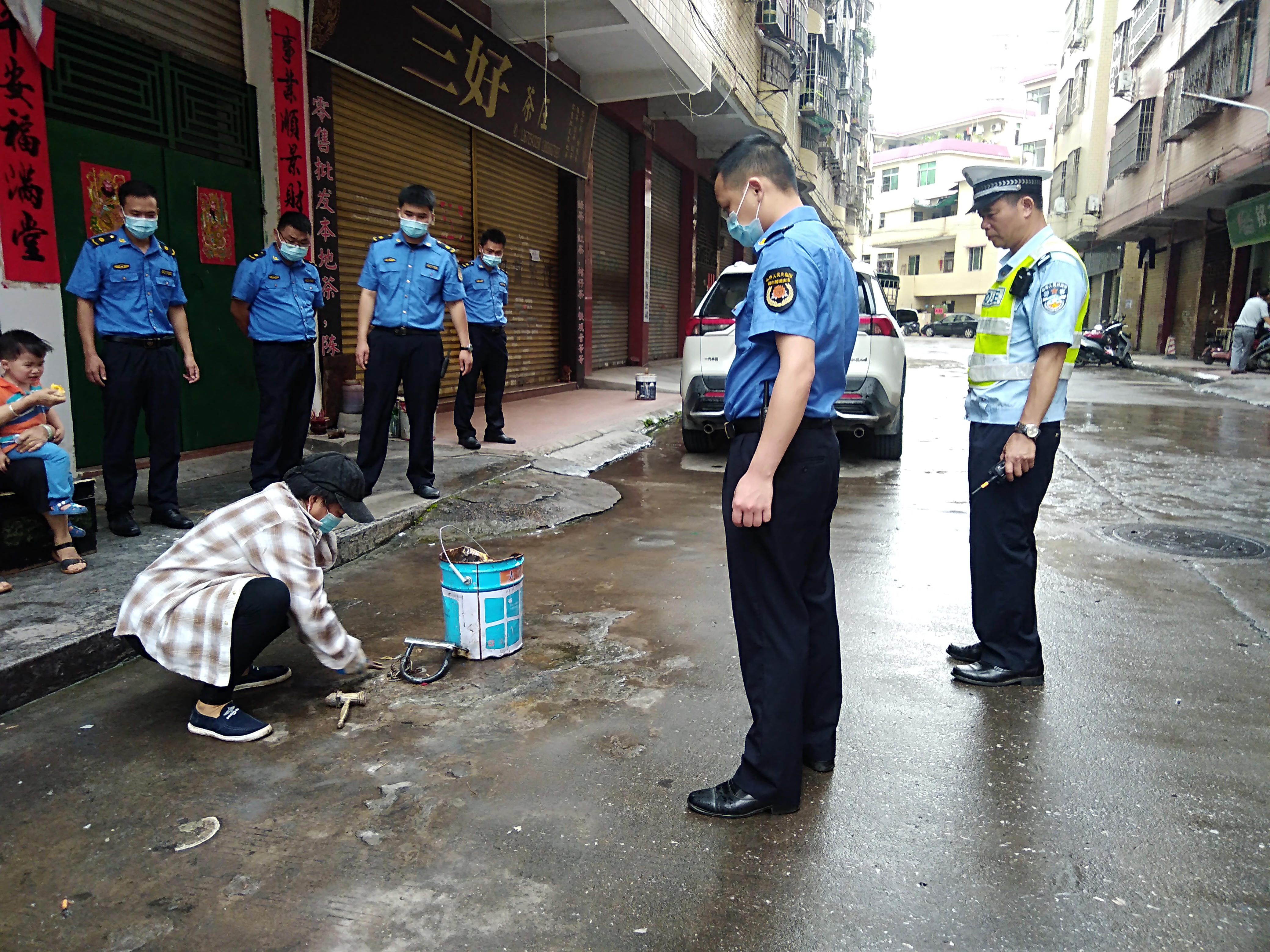 云城清理了违规设置的“地锁”“水泥墩”