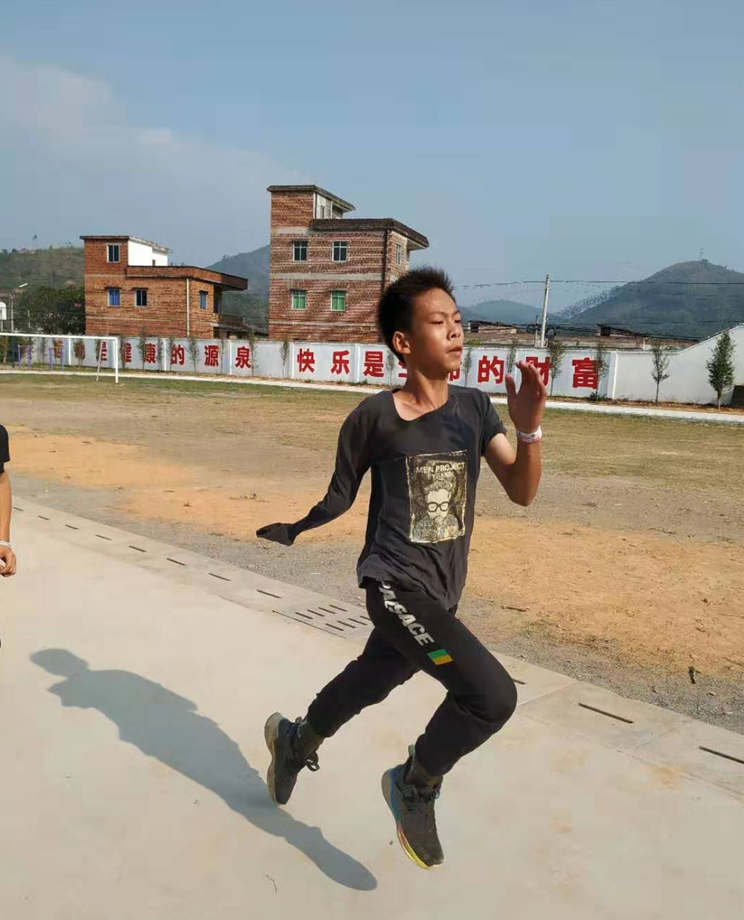 3）少年张家城：用单手托起篮球梦(分离图(810056)-20200603090009