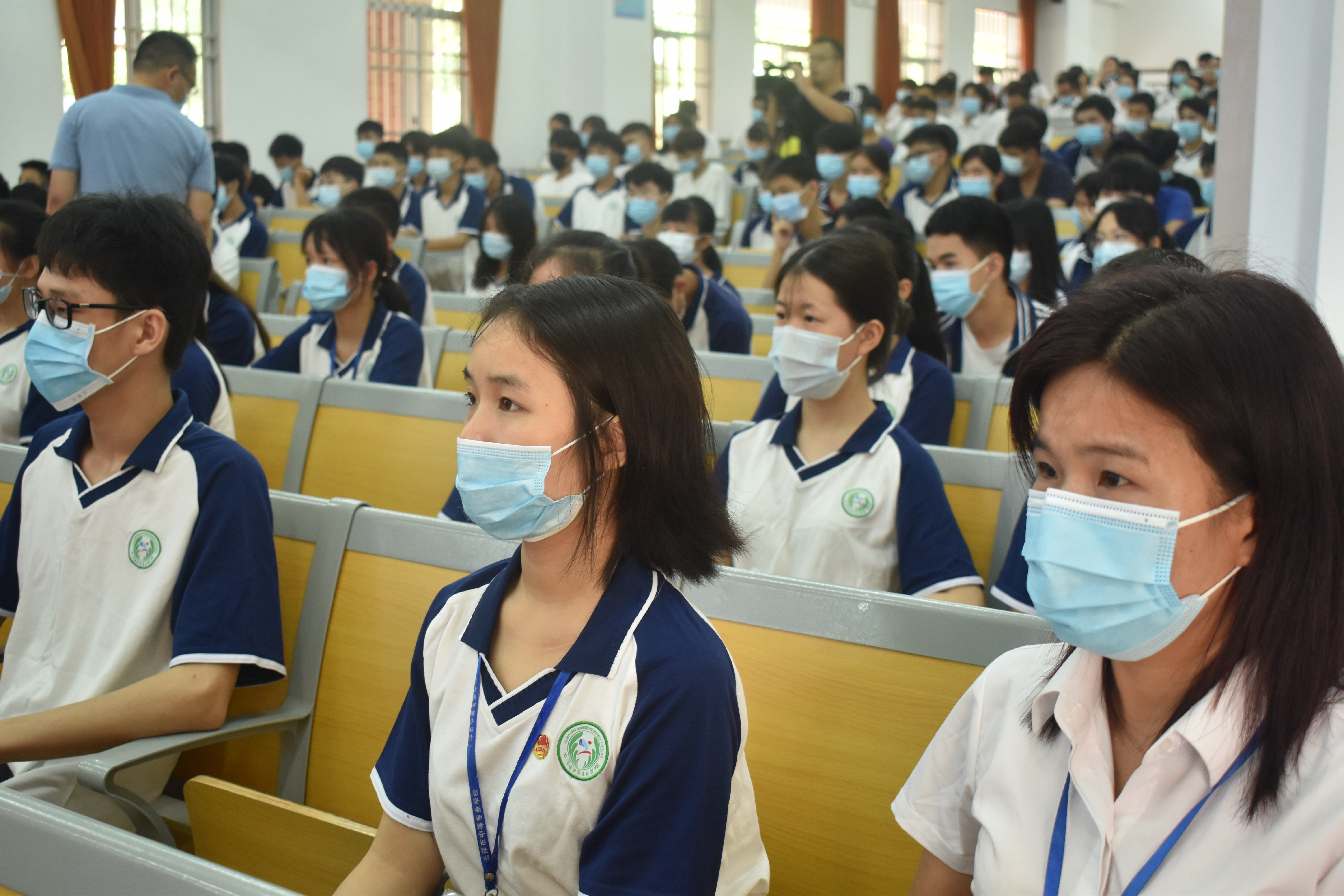 市中专第一批学生复学