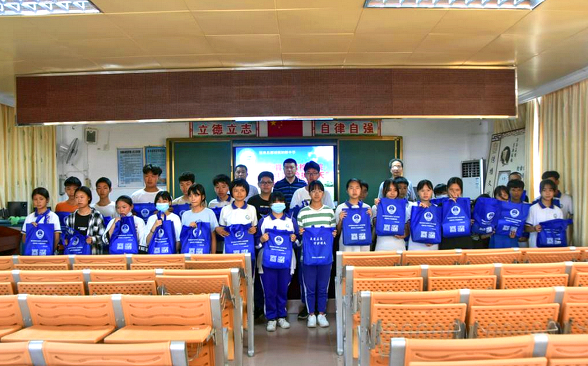 郁南县人民检察院到都城中学开展活动