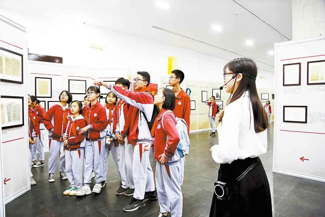 市档案局、市档案馆会同市教育局组织城区师生参观“不忘初心、牢记使命”主题教育档案文献展