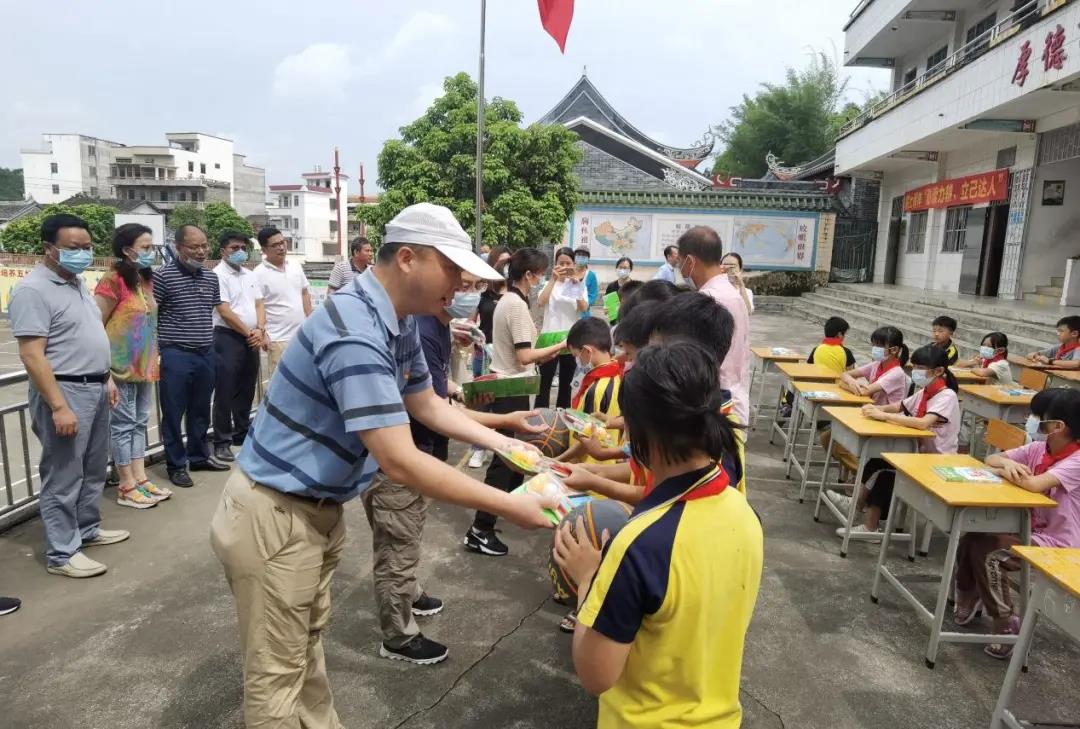 佛山妇幼保健院到大湾镇榃葛村开展“爱心捐赠”扶志扶智活动2