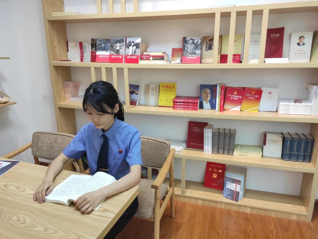 云安区检察院政治部  潘晓彤