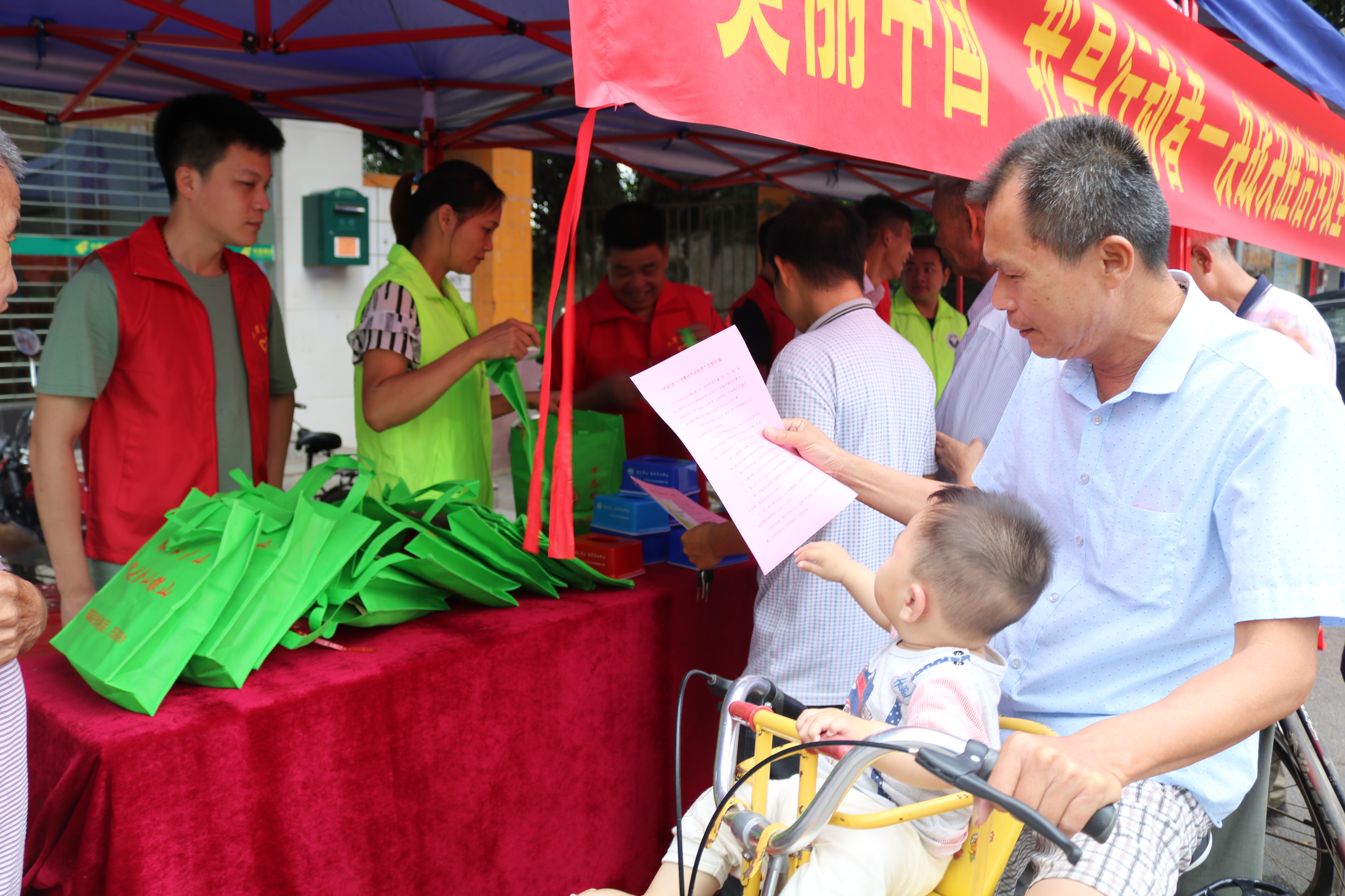大湾镇开展文明圩镇1