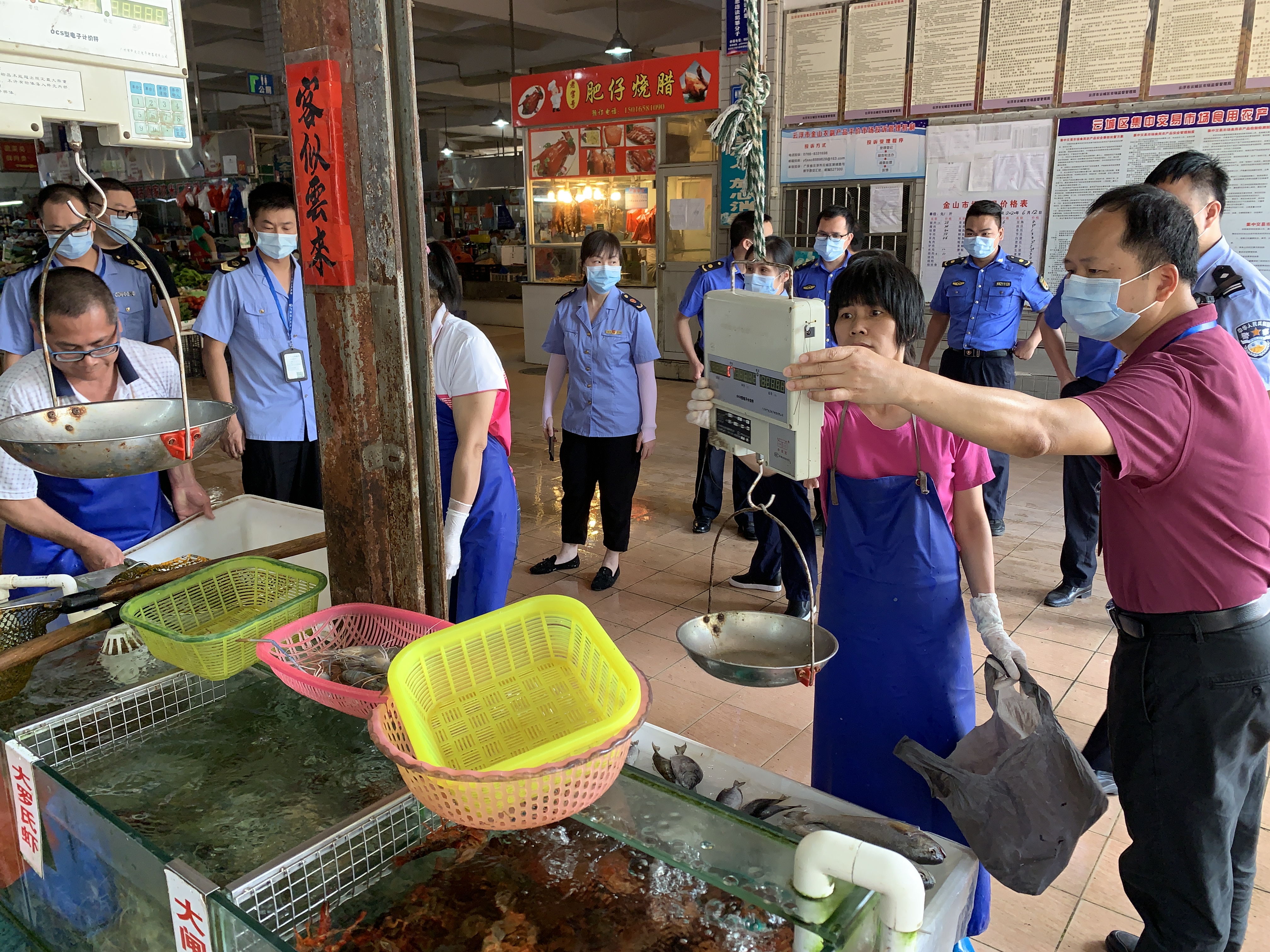云城多部门联合执法整治市容环境4