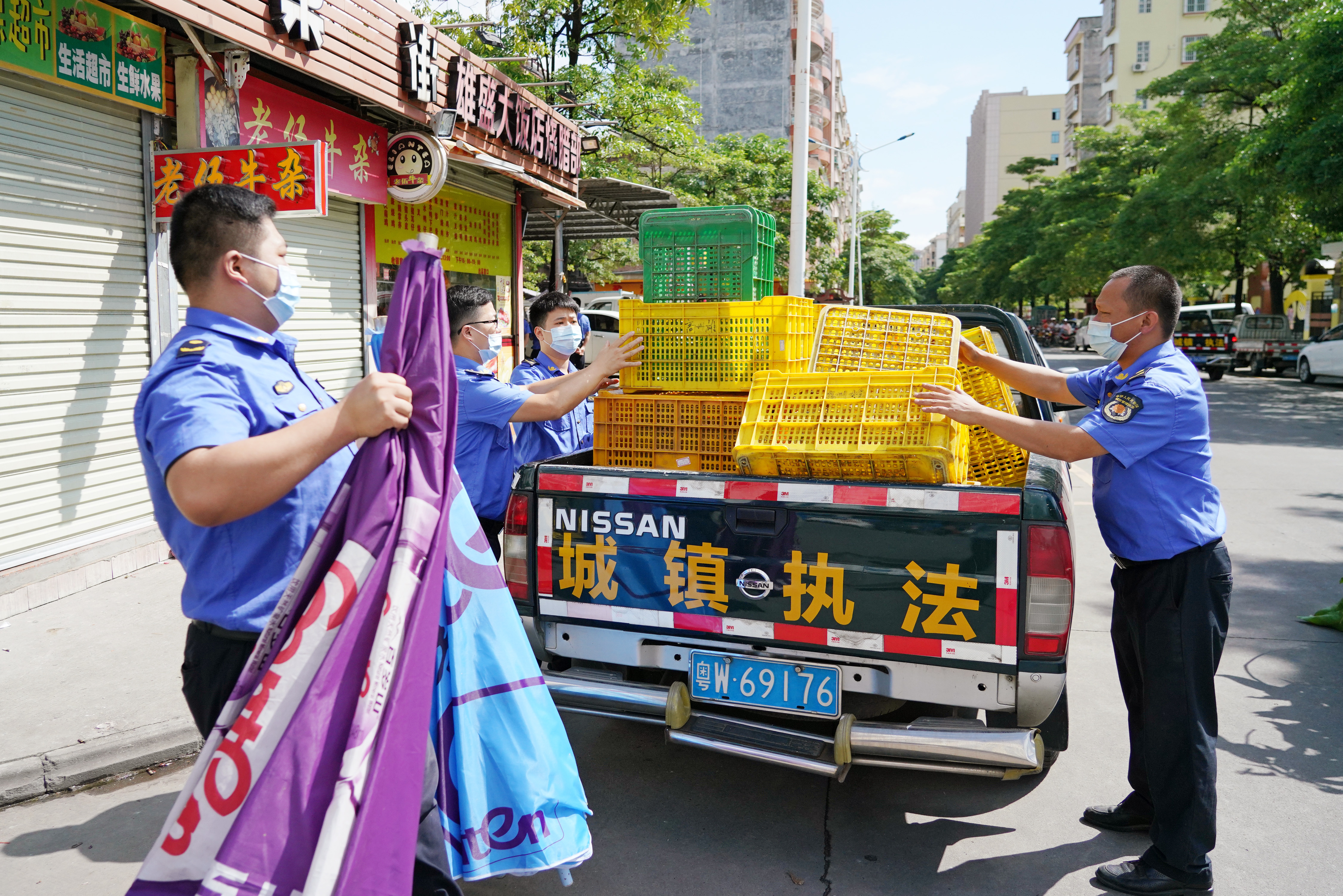 云城多部门联合执法整治市容环境4