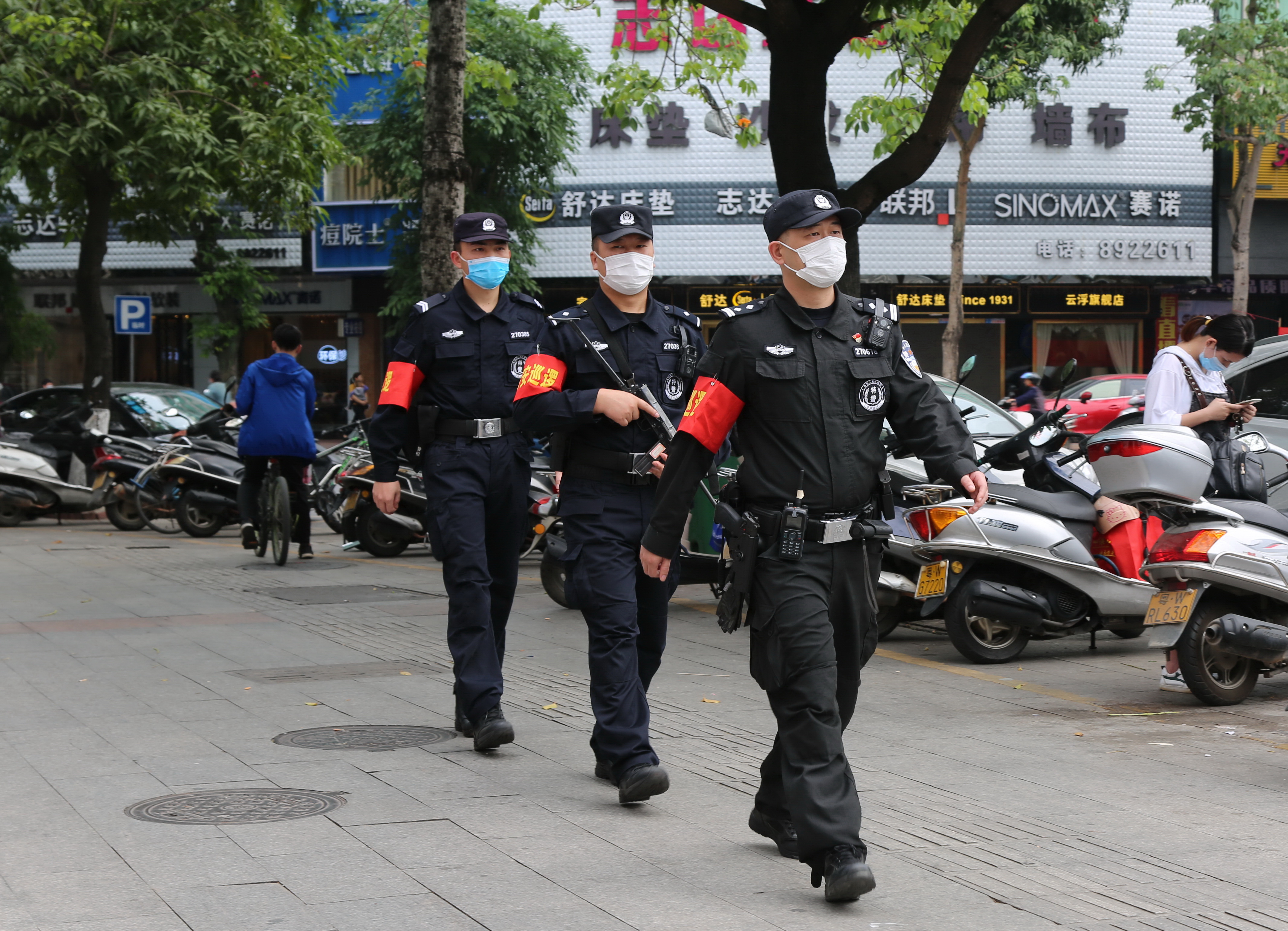 云浮特警大巡防守护平安 热心服务赢口碑