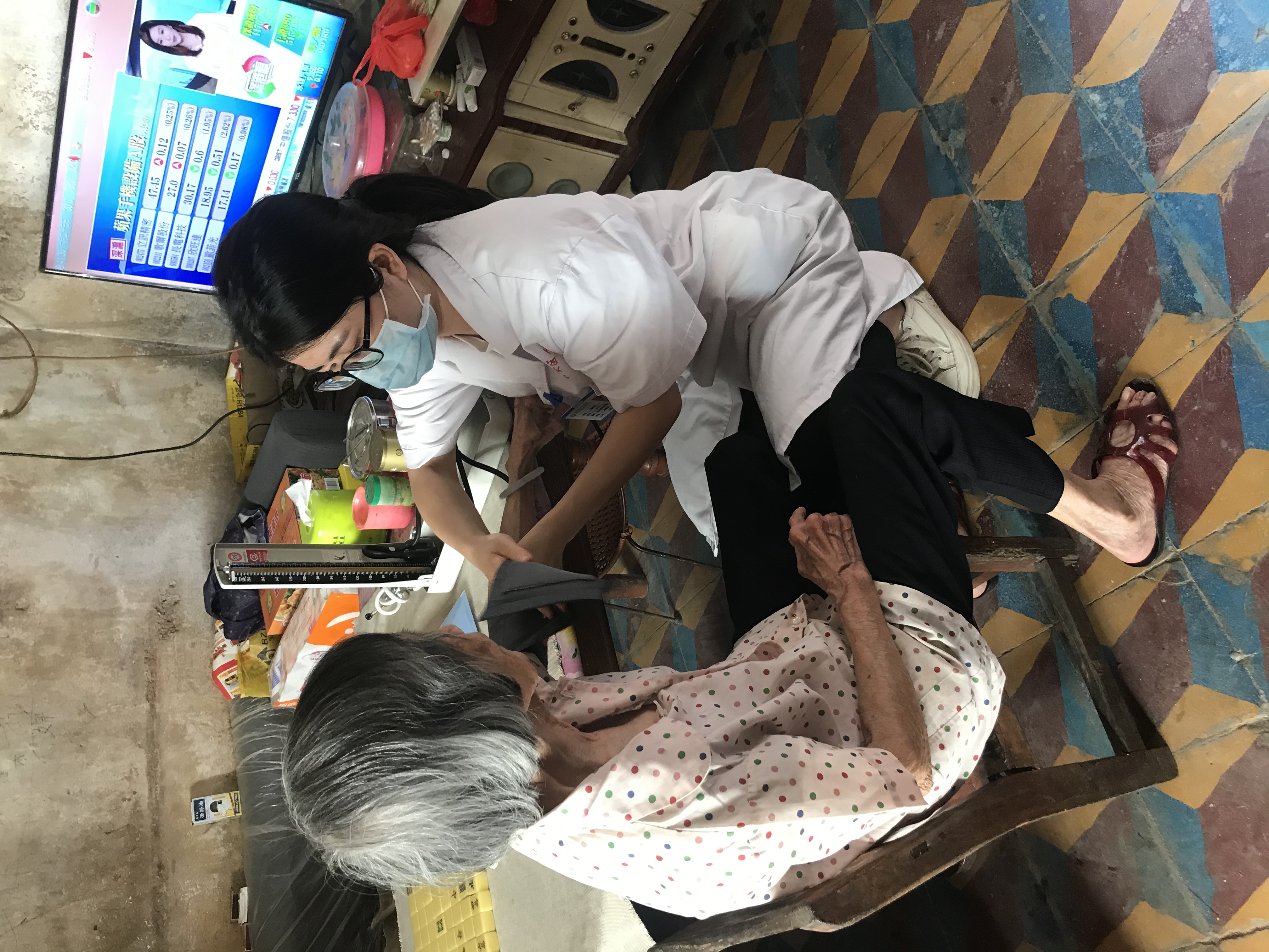 云安：开展端午探访慰问老人活动
