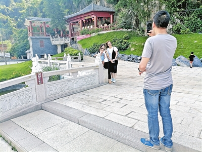 蟠龙洞游客