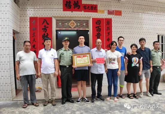 县委、县政府为吴境军及其家属送去了立功喜报、慰问金和亲切的问候