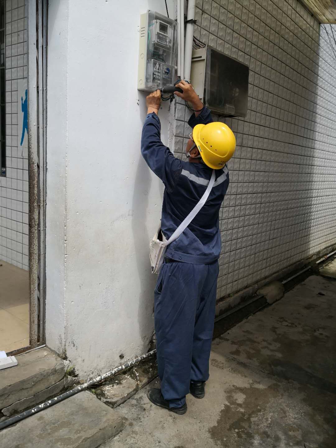 云城供电局为贫困村装电表2