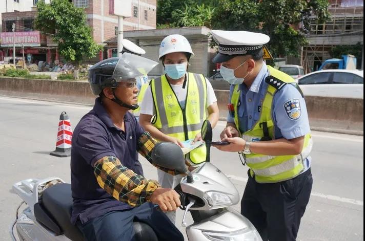 罗定：启动警保合作“一盔一带”安全守护行动3
