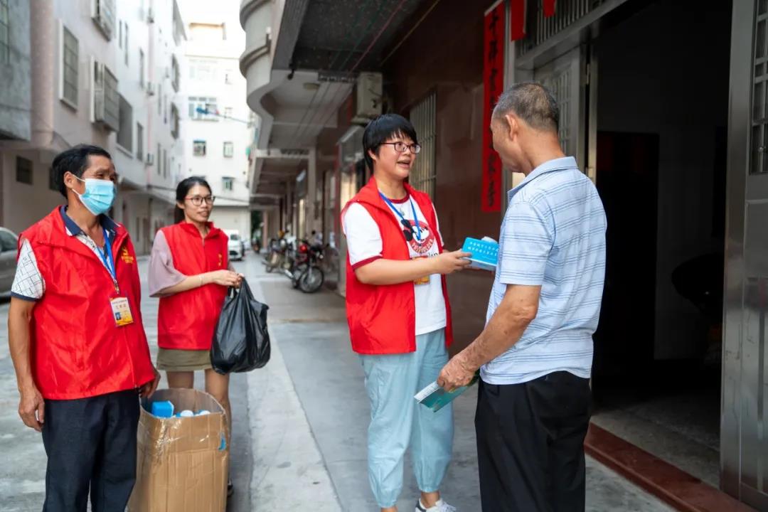 罗定市委组织部到石围社区入户宣传1
