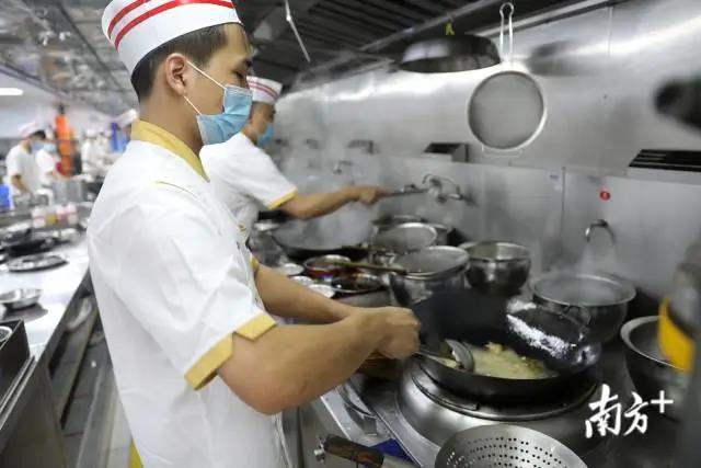 在粤菜师傅的“传帮带”下，罗定金鸡镇年轻小伙陈启荣从学徒一路进阶至炒锅师傅。