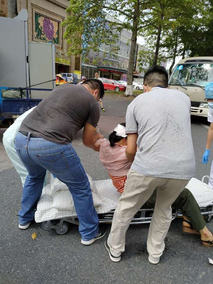 云城区法院执行局干警勇伸援手救助车祸伤者2