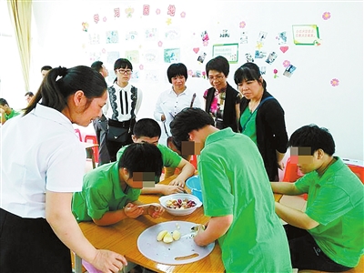 特殊学生们学习生活技能