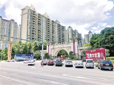 市区恒大城正门车辆乱停乱放