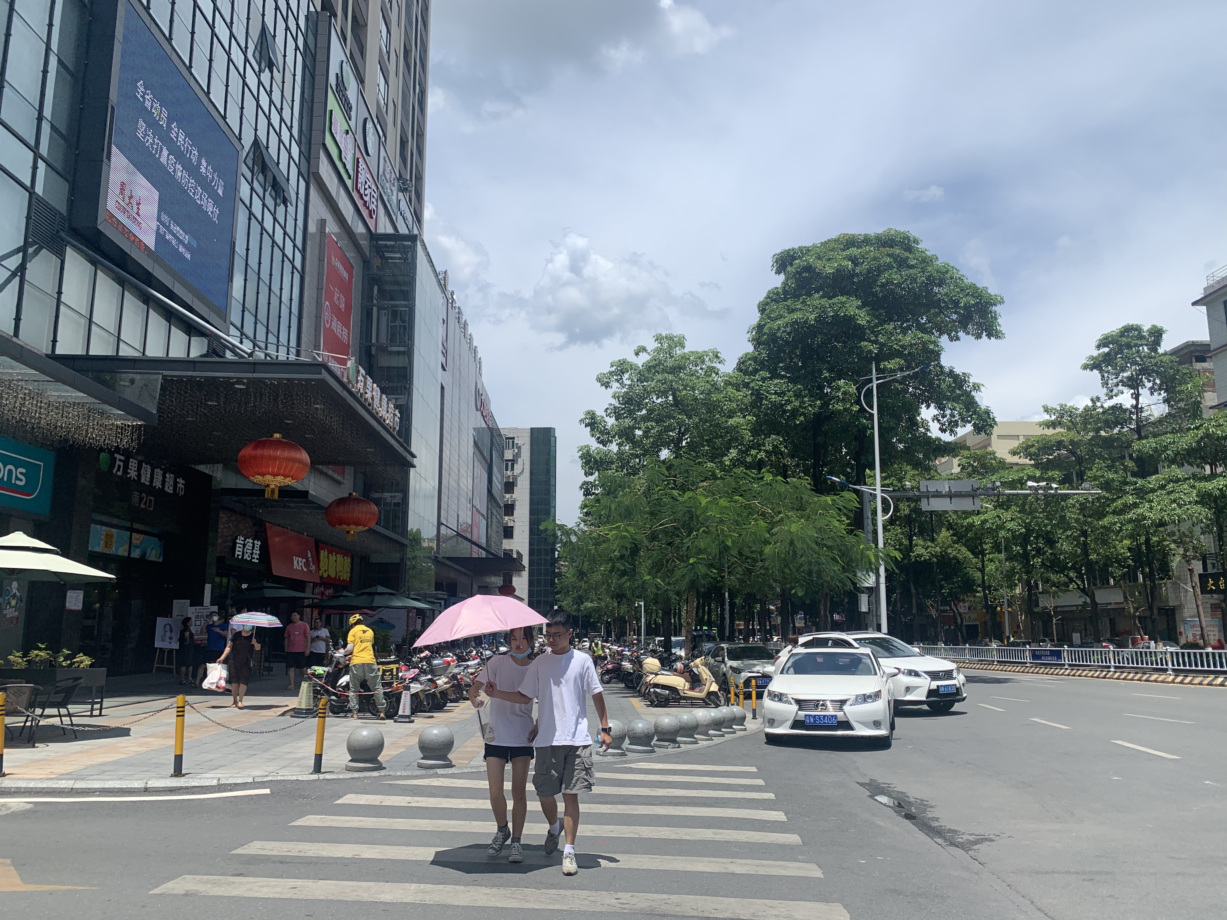 市民“全副武装”防中暑1