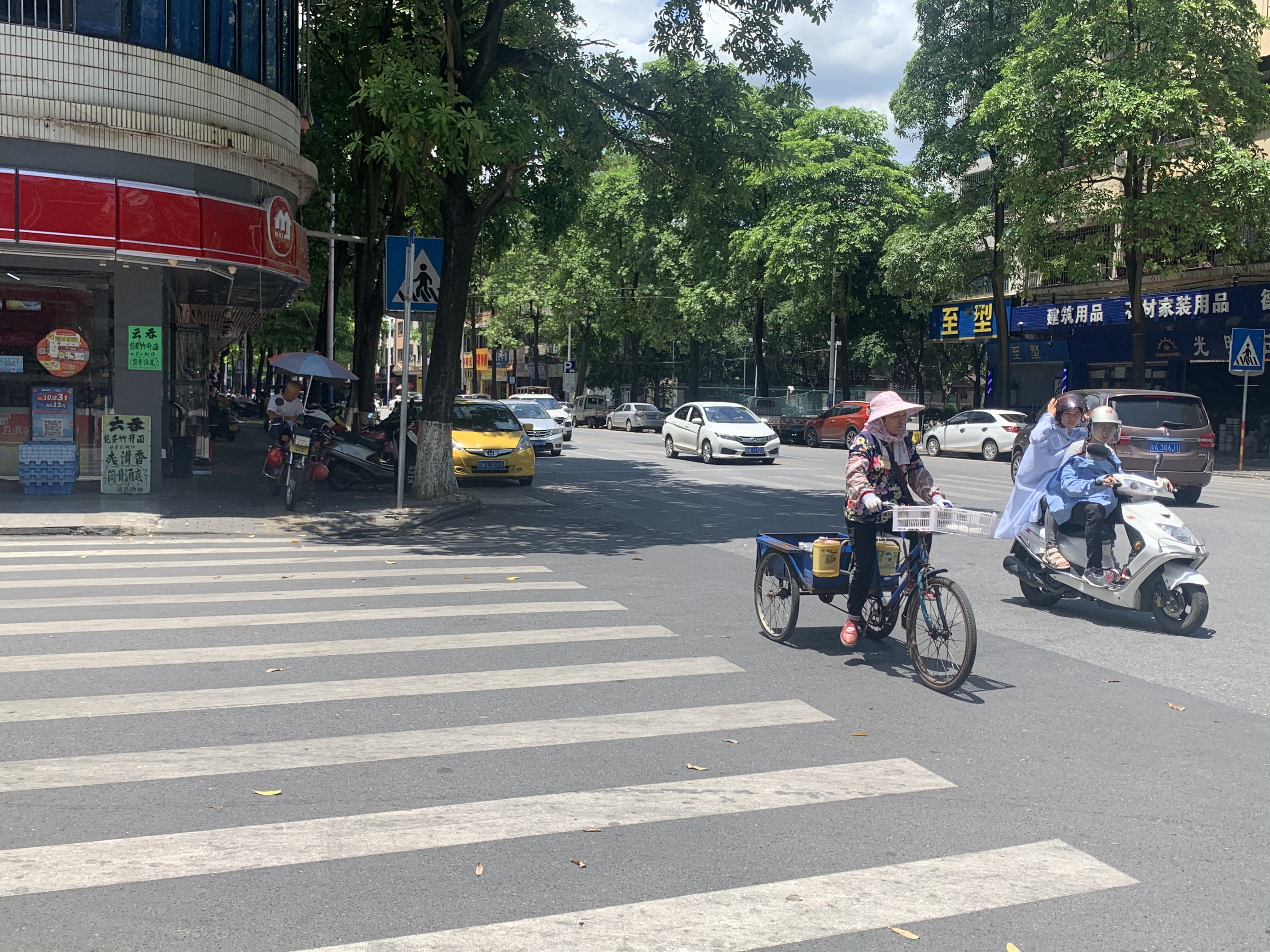 市民“全副武装”防中暑2