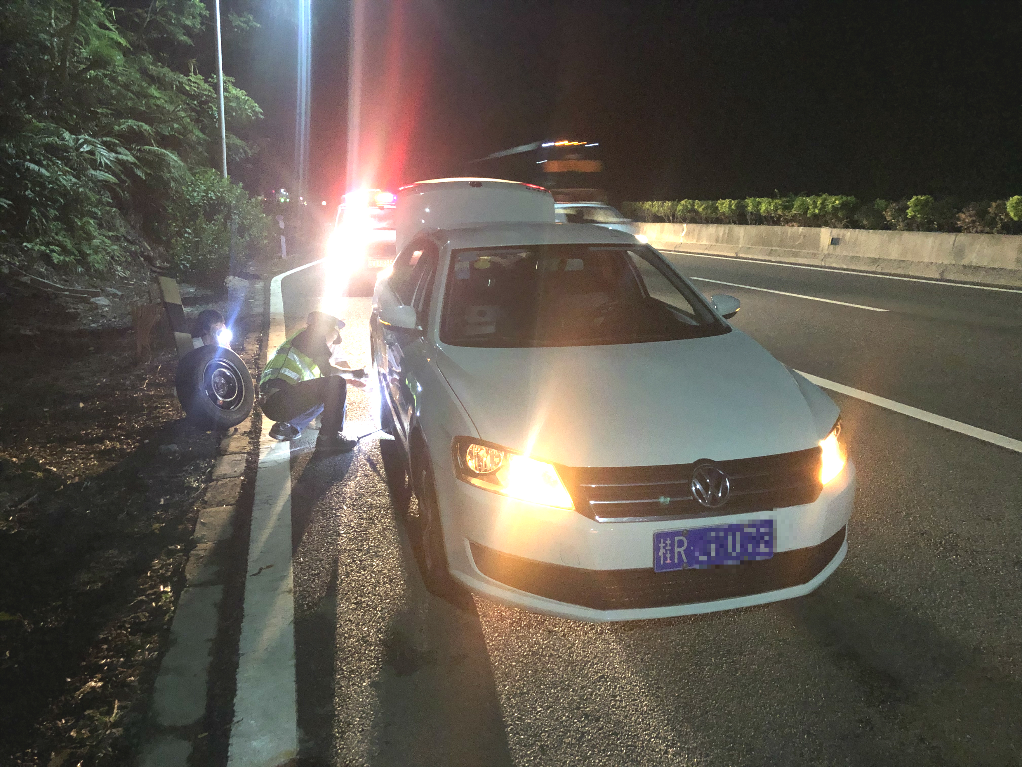 云梧高速路政员为车主解燃眉之急1