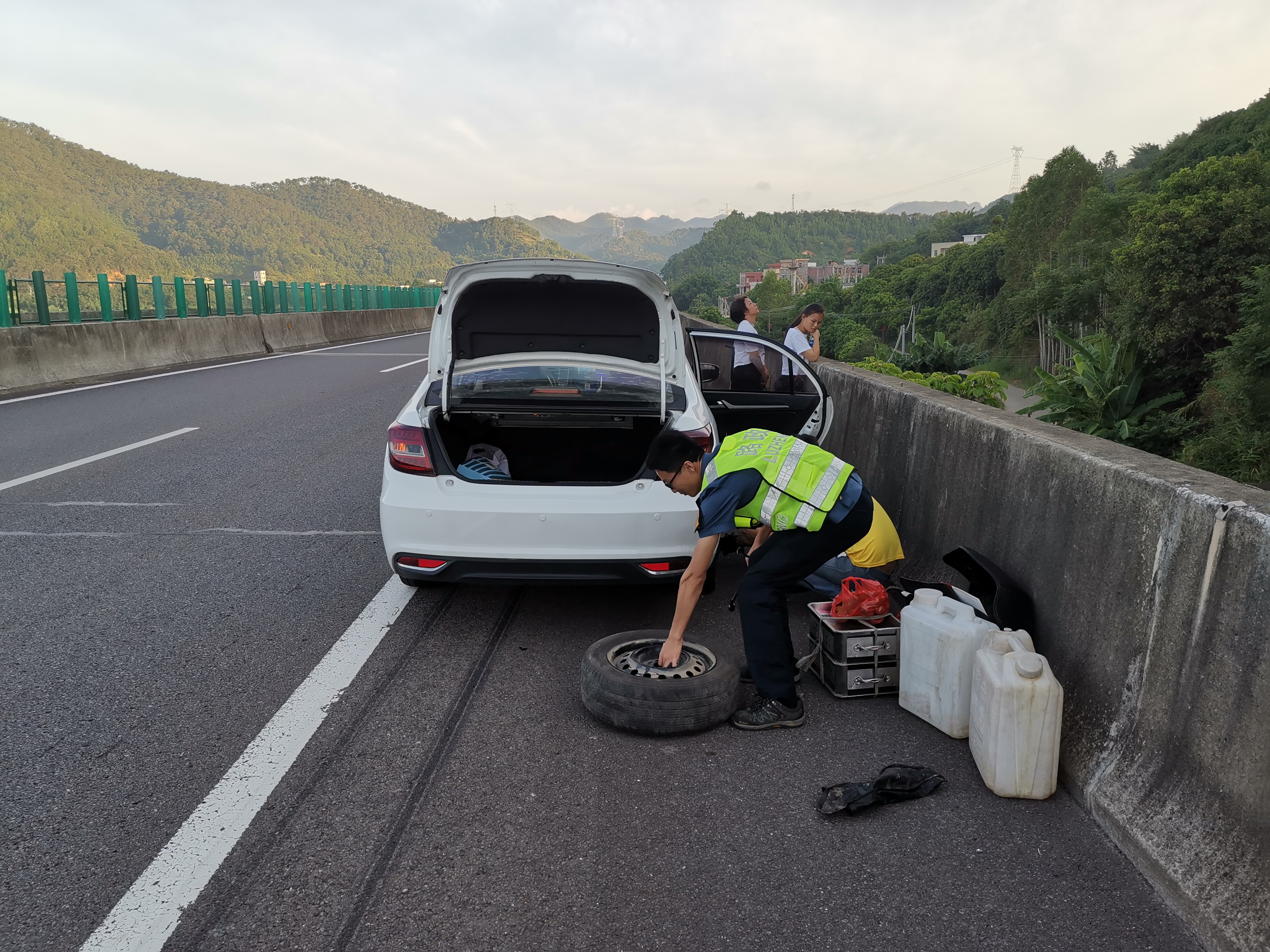 云梧高速路政员为车主解燃眉之急2