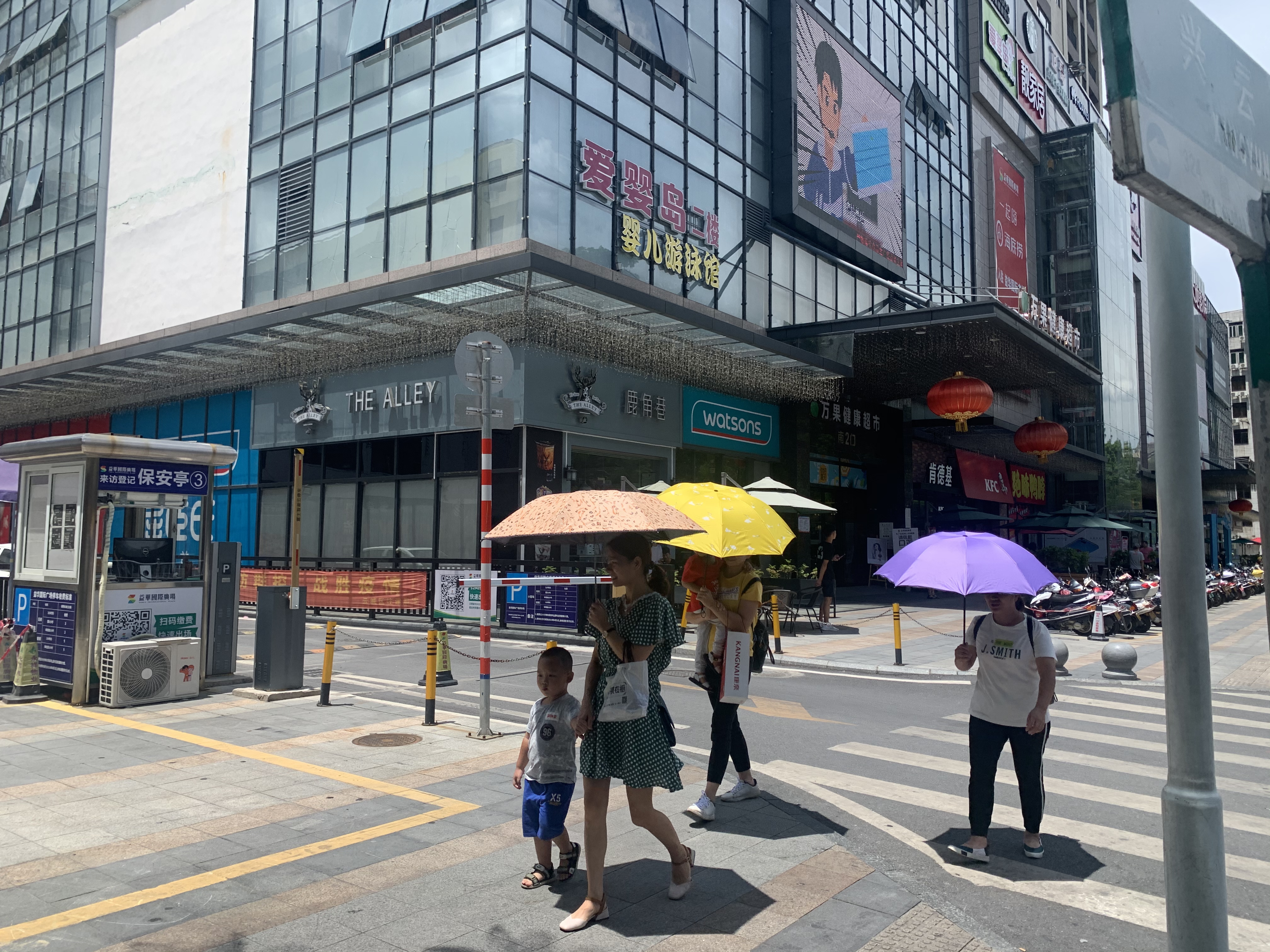 市民“全副武装”防中暑3