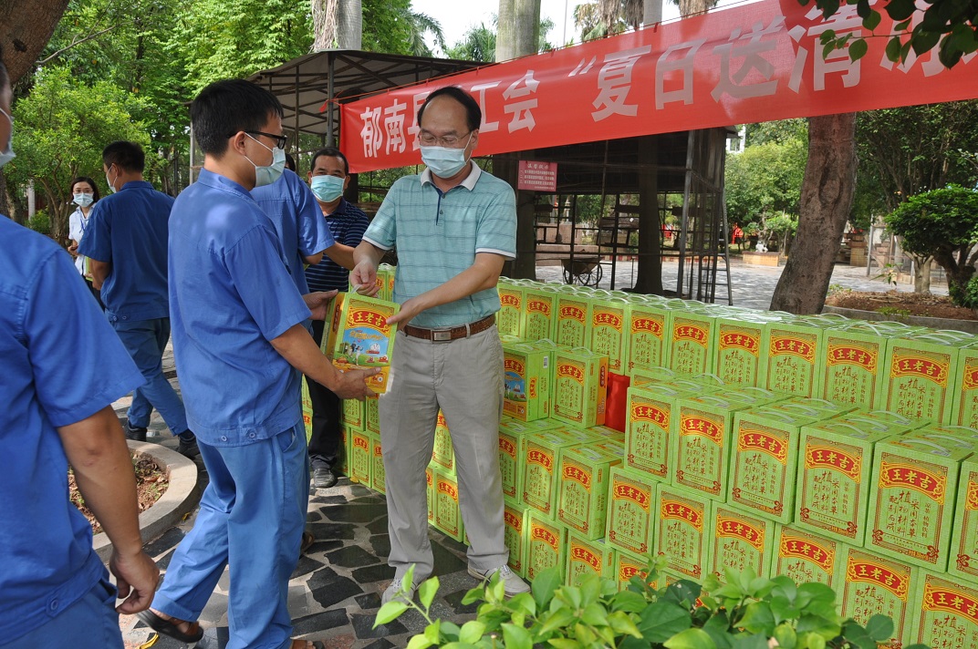 郁南县总工会：夏日送清凉 关爱暖人心