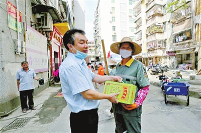 建行云浮市分行： 为城市美容师送清凉
