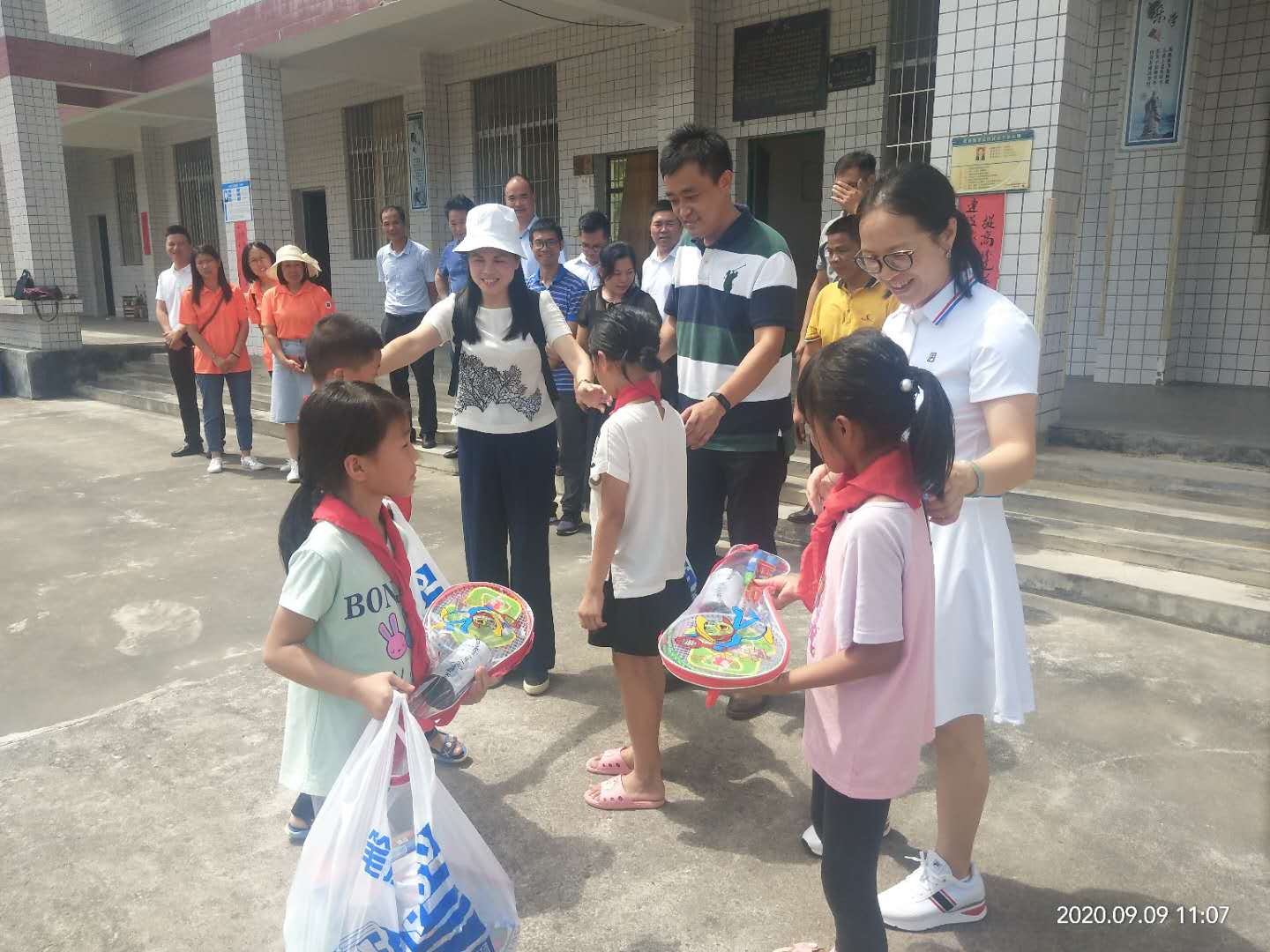 富林镇这个小学的孩子们圆了足球梦