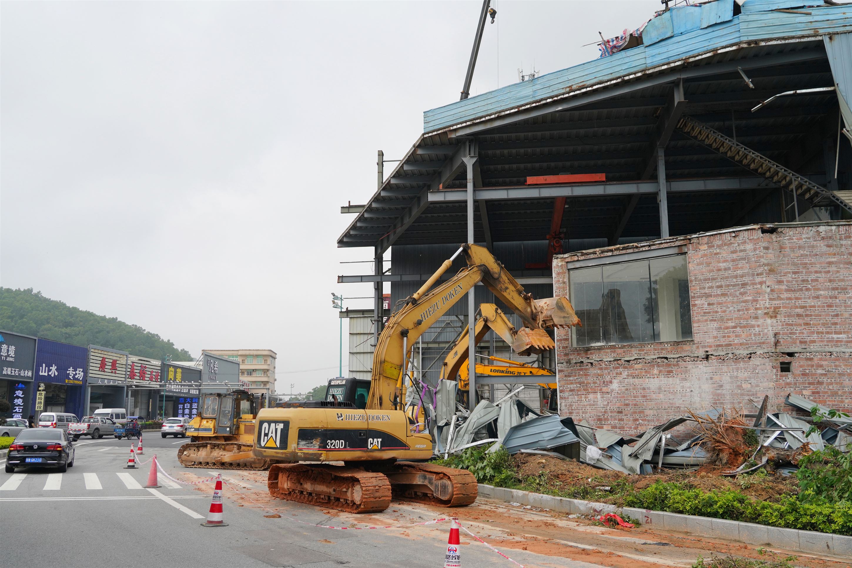 广昆高速云浮东出入口扩建提升工程昨日动工2