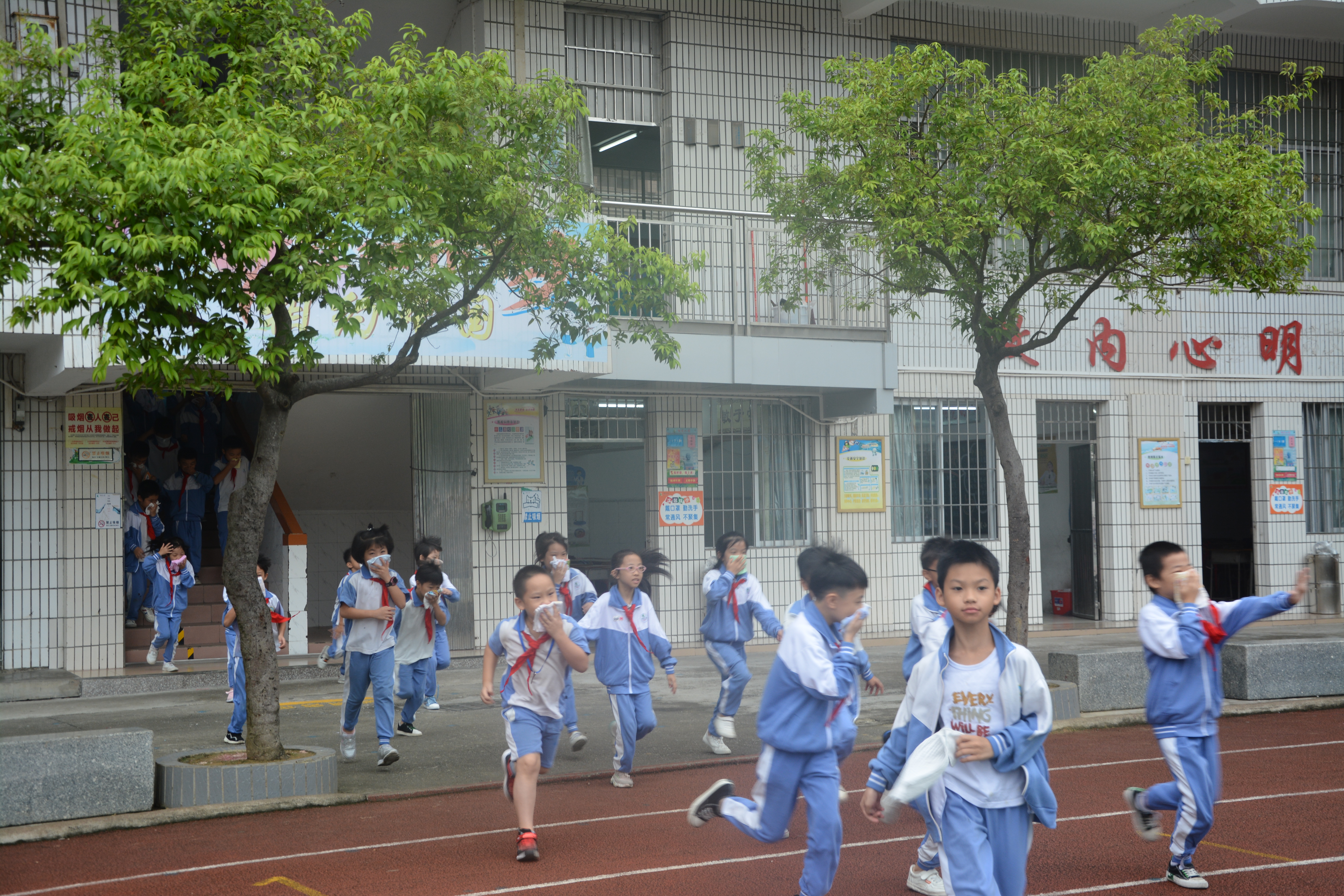 市邓小开展火灾应急疏散演练