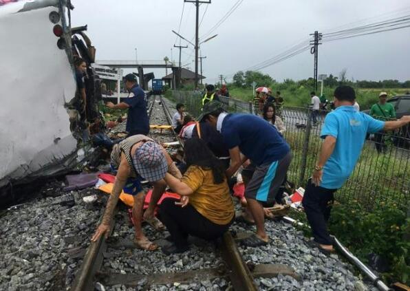 泰国中部发生火车与巴士相撞事故