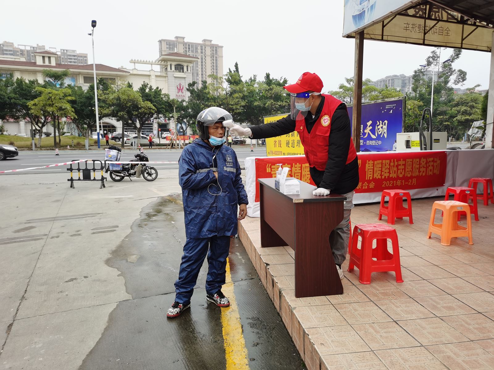 青年志愿者助力春运12