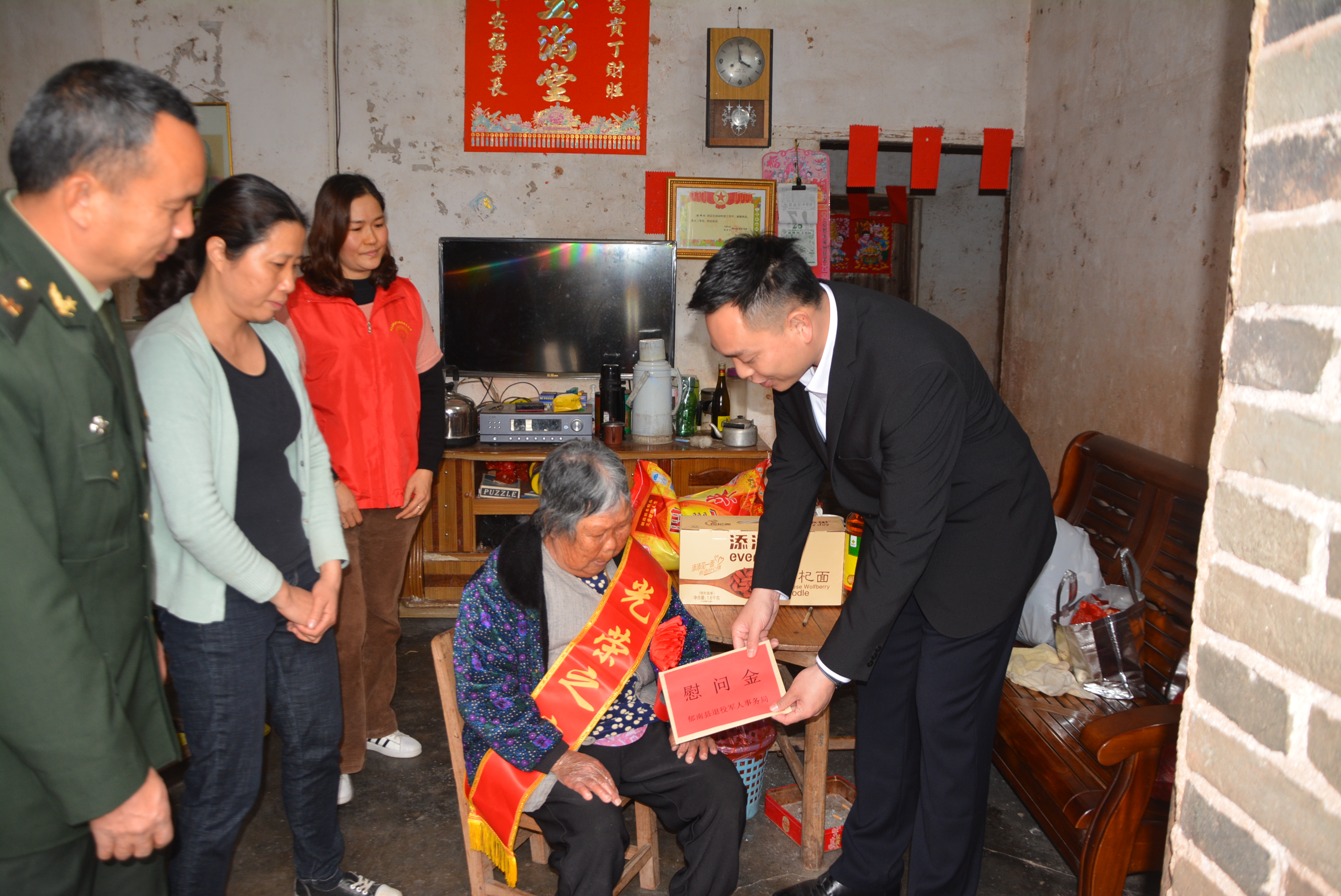 连滩镇为现役军人家庭送上立功喜报