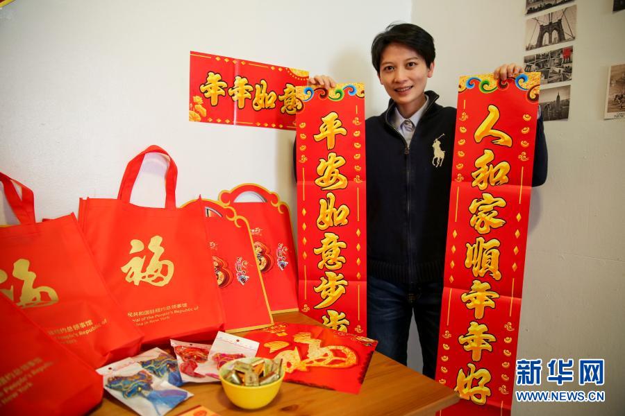 中国留学生黄焜慧在美国纽约展示“春节包”内的物品