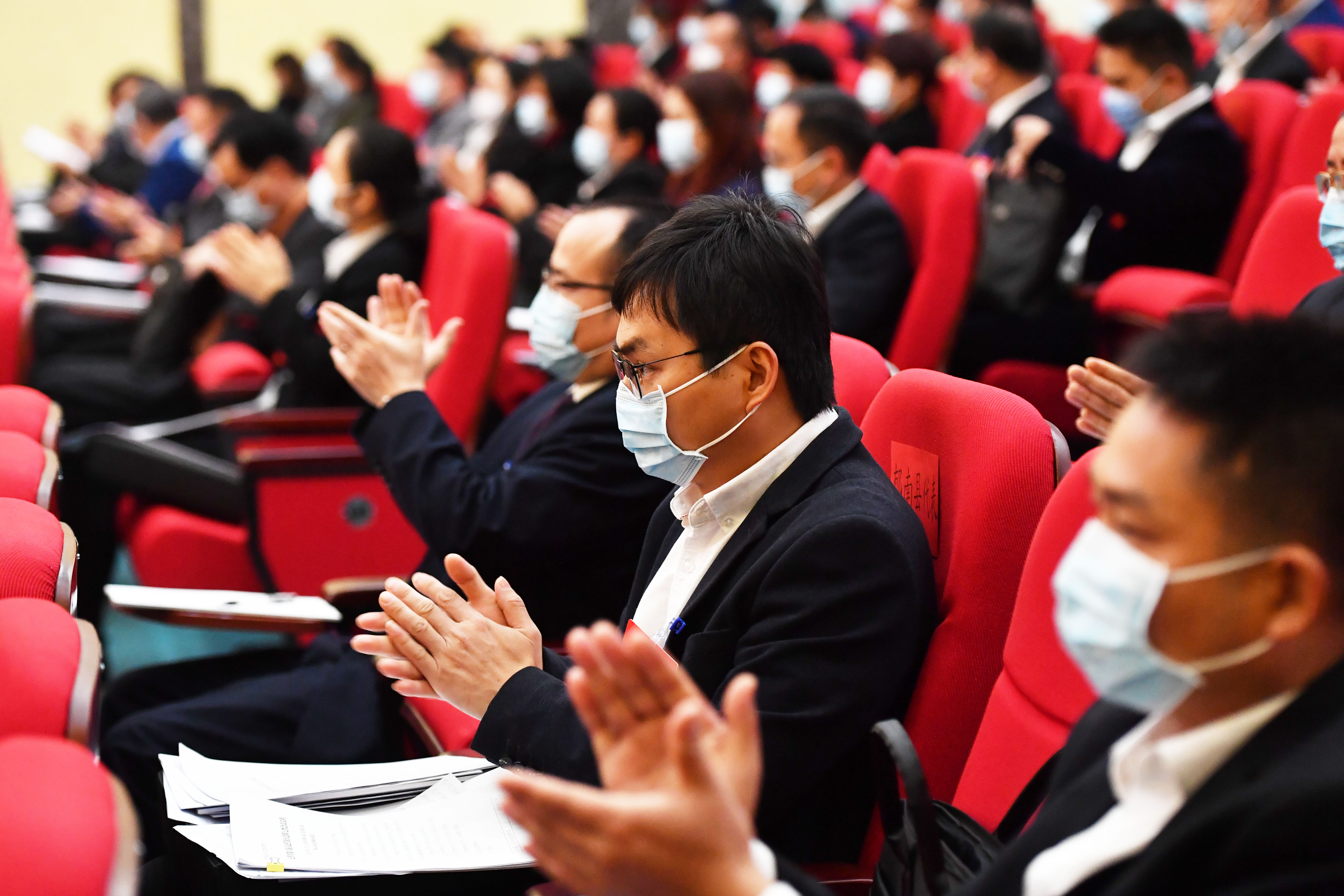 给政府工作报告鼓掌（徐登科摄） (4)(1072169)-20210202090532