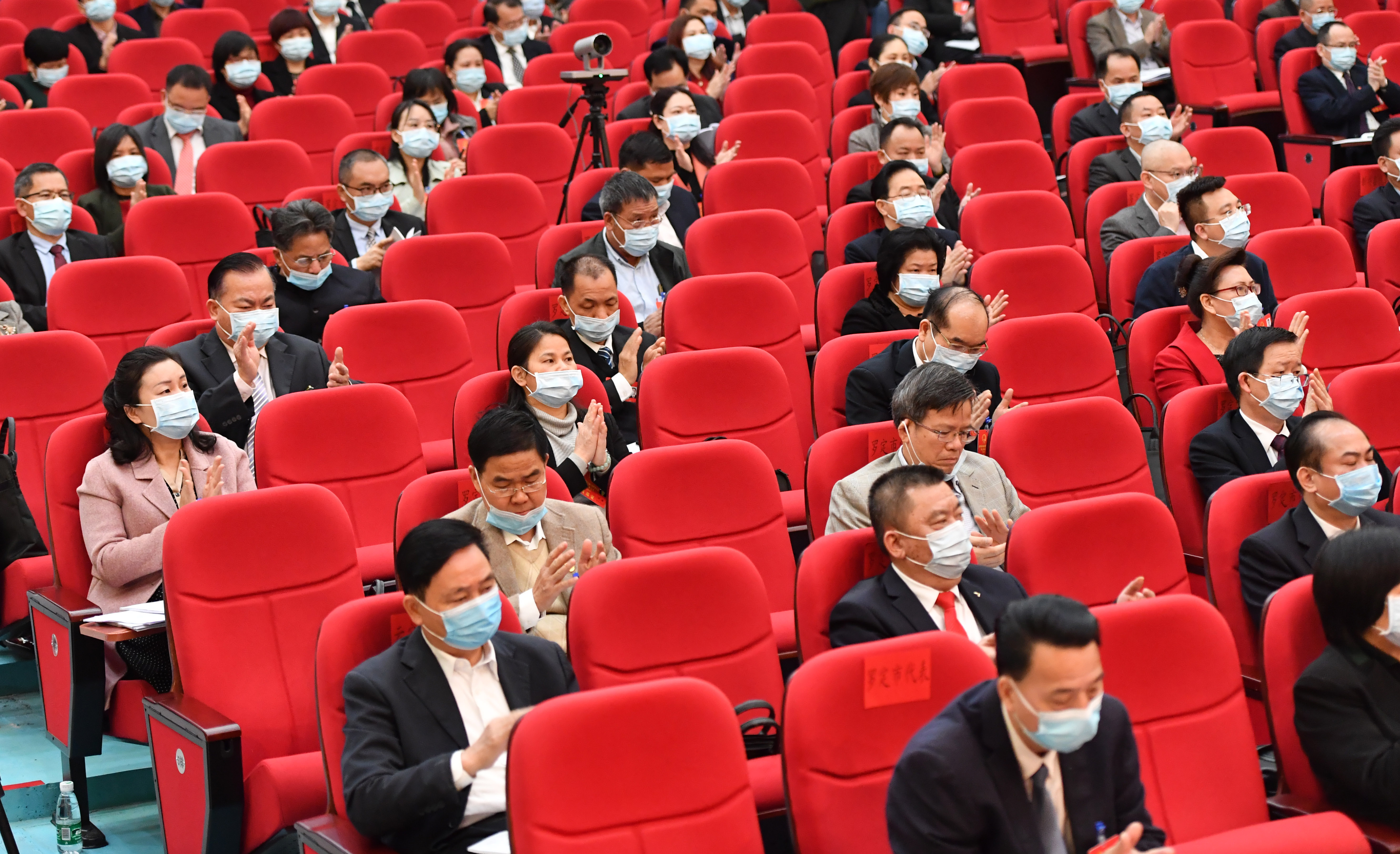 认真听取政府工作报告（徐登科摄） (8)(1072177)-20210202090600