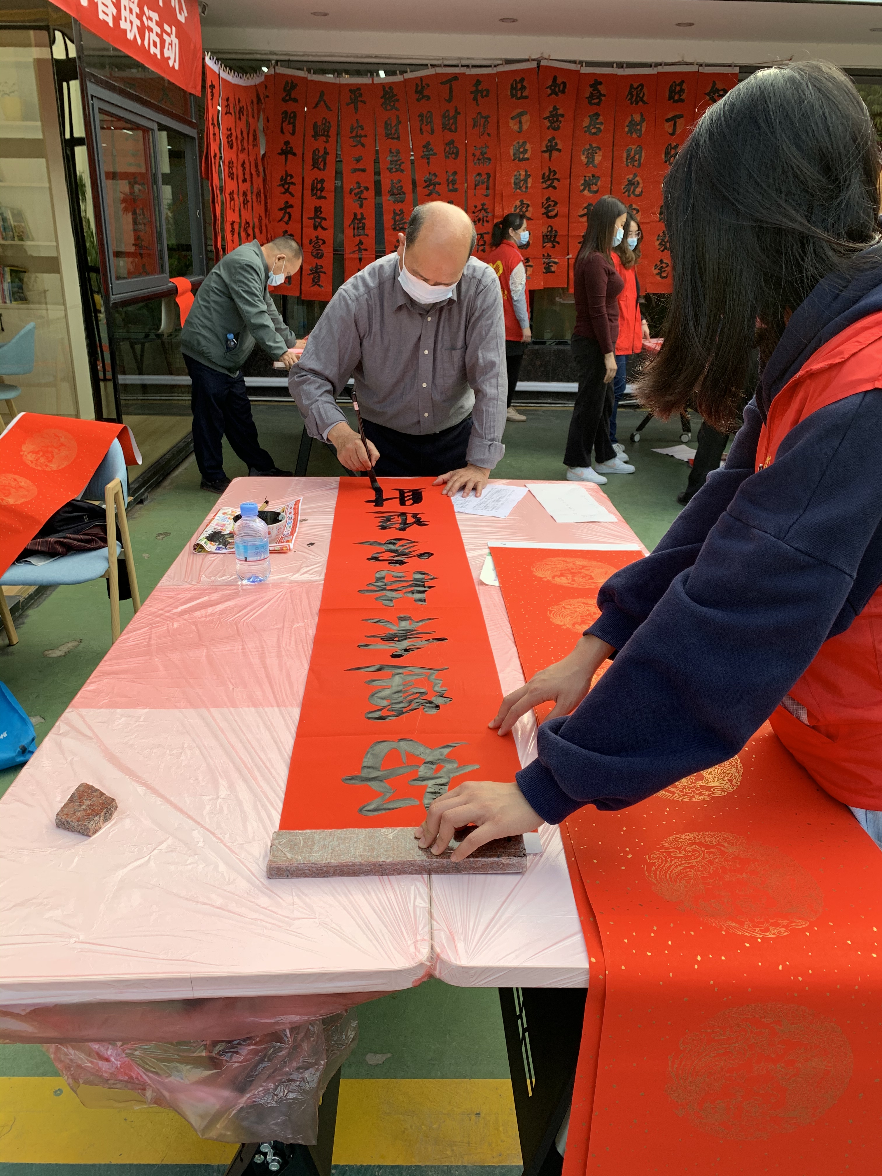 云城区新世纪商圈党群服务中心开展义写春联活动3