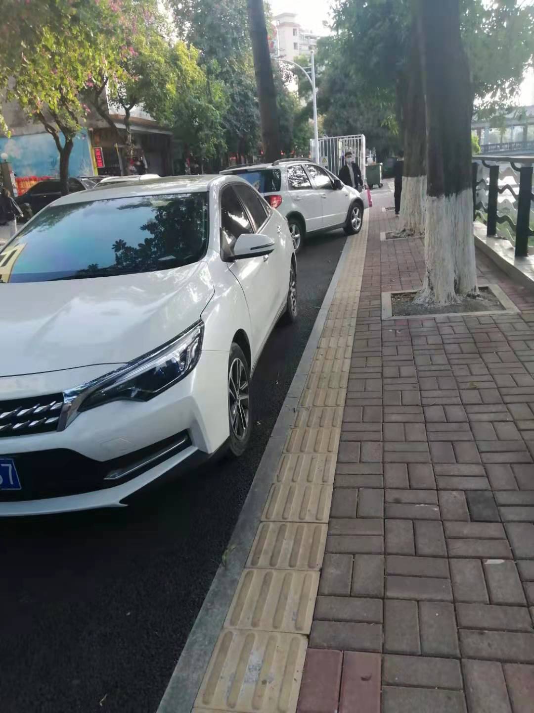 曝光台丨人行道成停车道