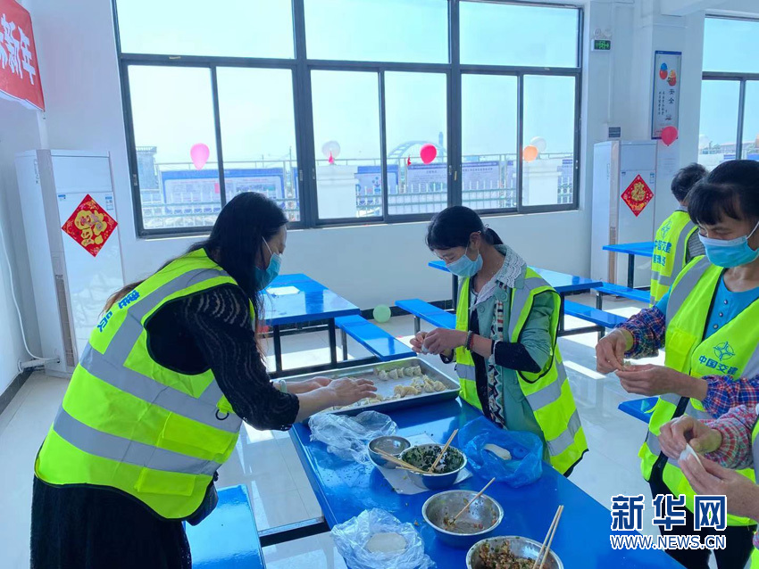 中交（广州）建设有限公司工友们正在包饺子