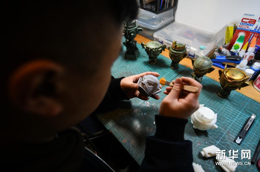 曾舟清理模型上的灰尘