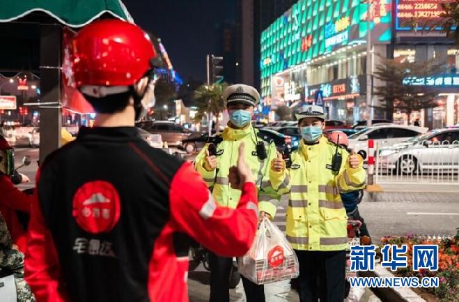 必胜客向湛江交警赤坎大队送上必胜年夜饭