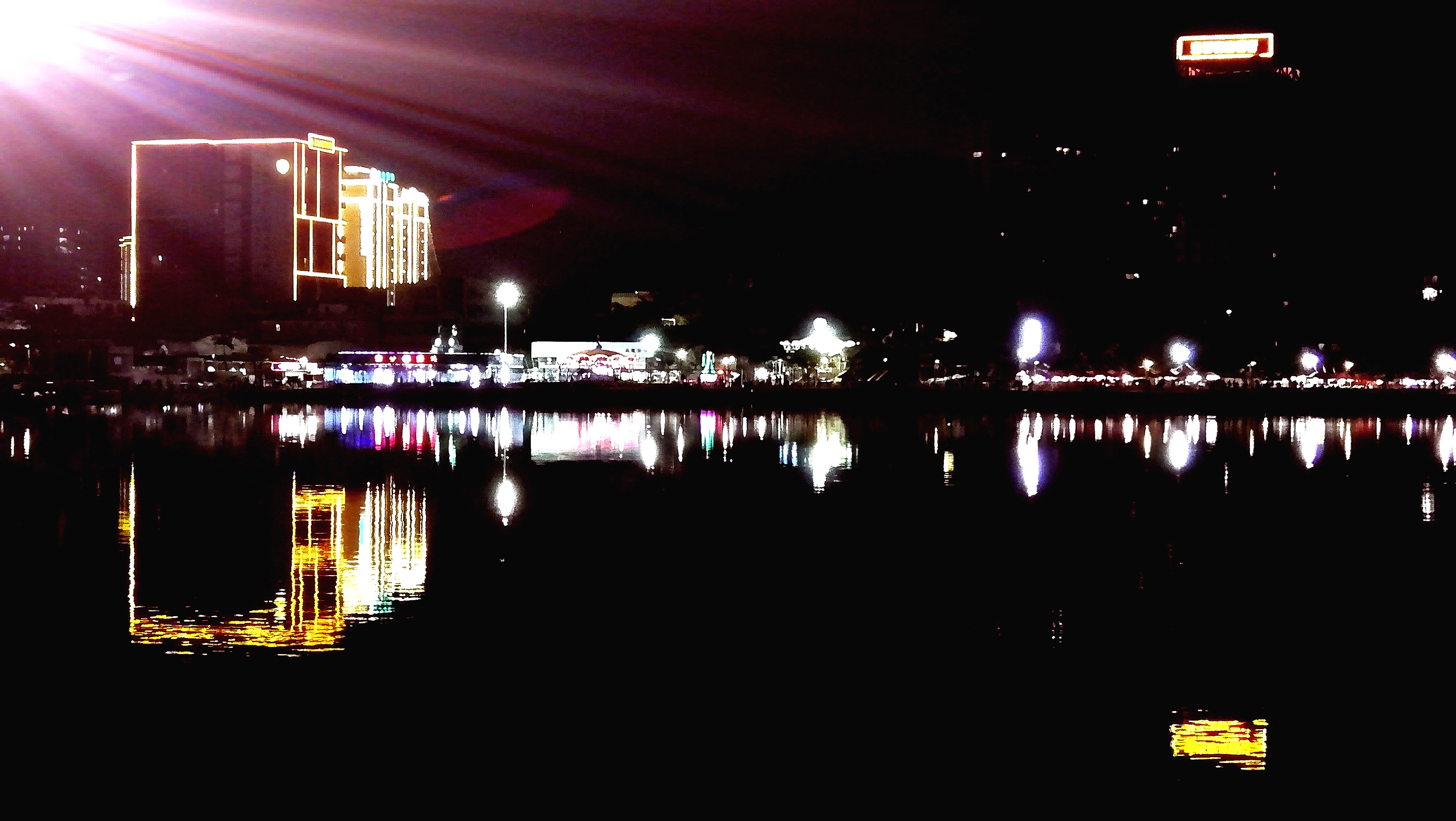 天湖夜色