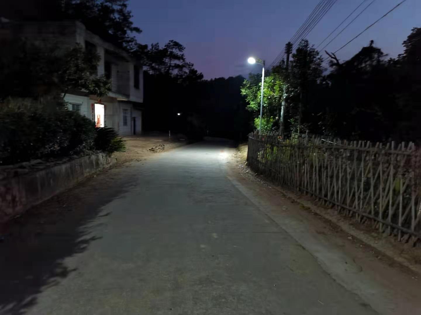 历洞镇黄梅村新一届村“两委”干部送出新春“大礼包” 路灯亮了 村民笑了1