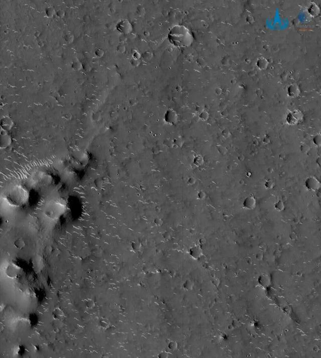 今天，国家航天局发布3幅由我国首次火星探测任务天问一号探测器拍摄的高清火星影像图，包括2幅黑白图像和1幅彩色图像。